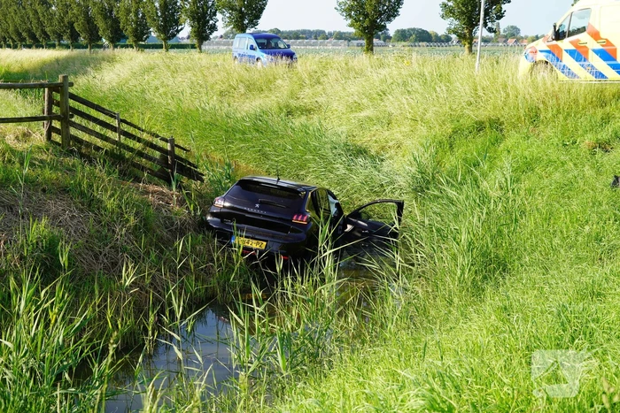 Auto belandt in sloot na botsing op kruising