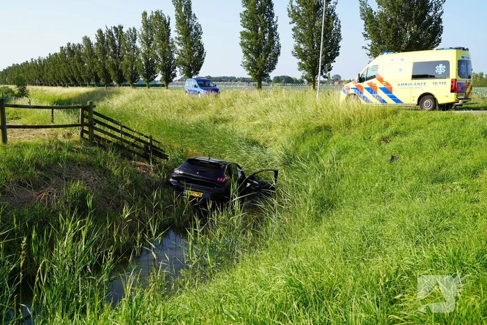 Auto belandt in sloot na botsing op kruising