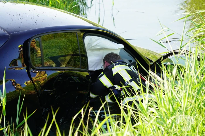 Auto belandt in sloot na botsing op kruising