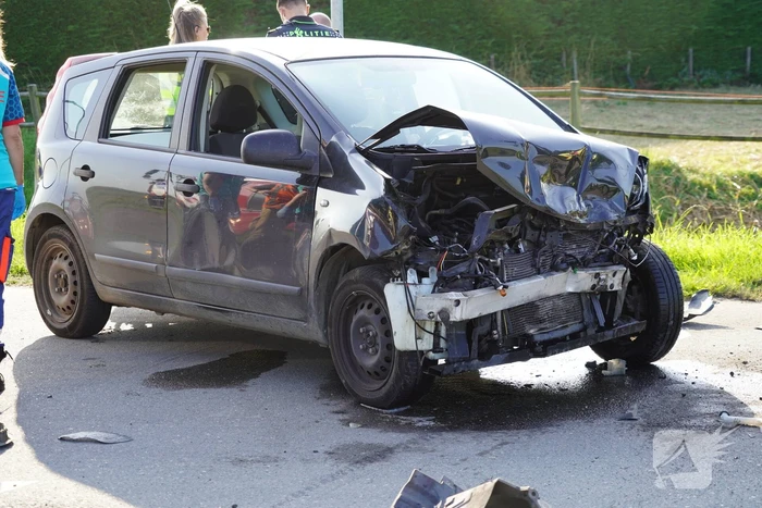 Auto belandt in sloot na botsing op kruising