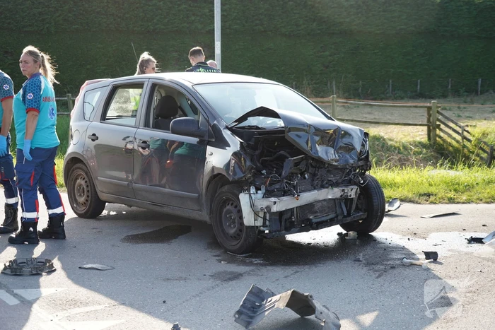 Auto belandt in sloot na botsing op kruising