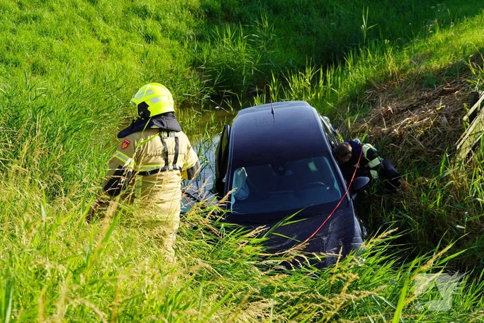 Auto belandt in sloot na botsing op kruising