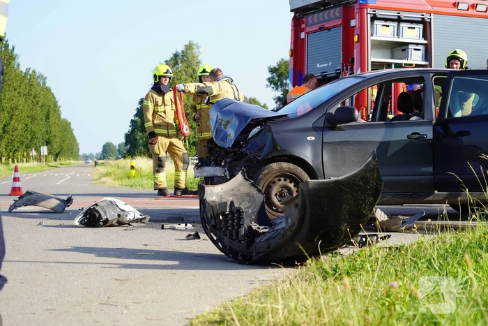 Auto belandt in sloot na botsing op kruising