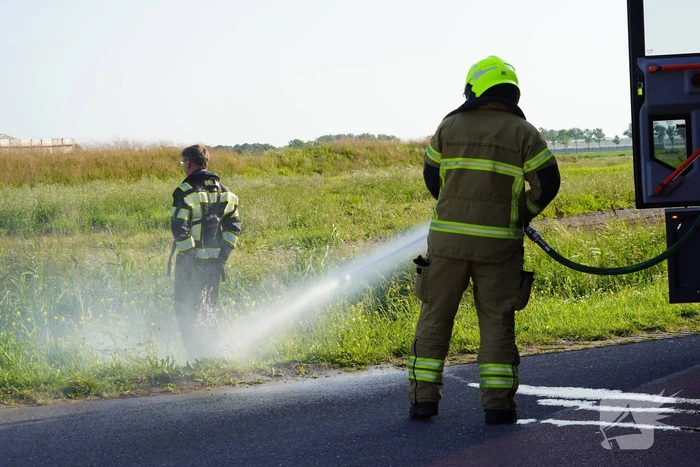 Auto belandt in sloot na botsing op kruising