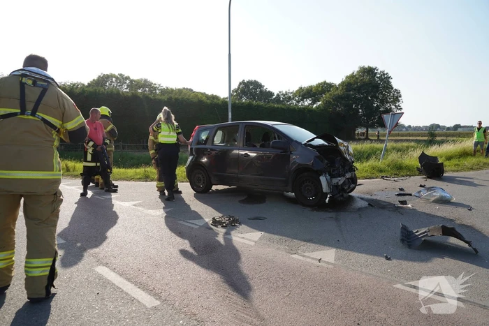 Auto belandt in sloot na botsing op kruising