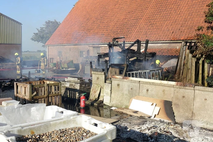 Afvalverbranding breidt zich uit bij boerderij