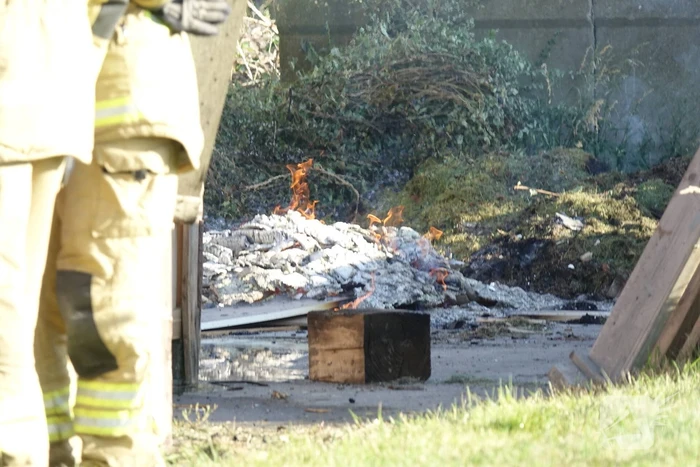 Afvalverbranding breidt zich uit bij boerderij