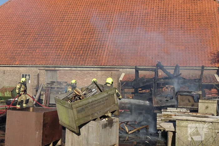 Afvalverbranding breidt zich uit bij boerderij