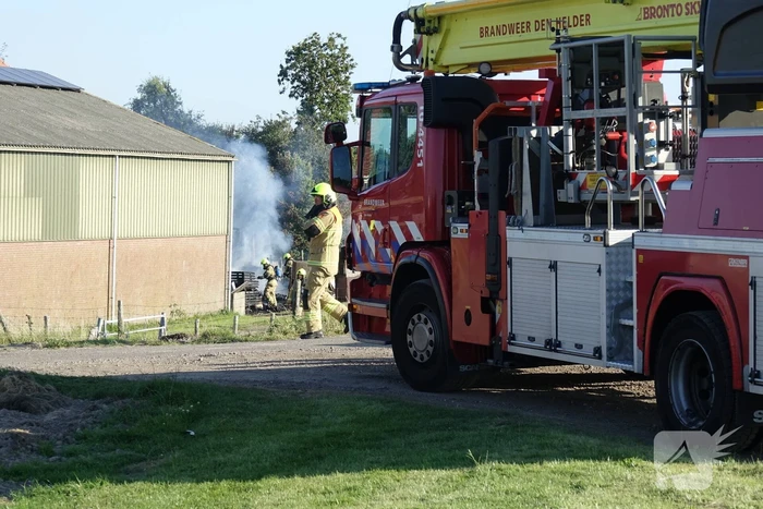 Afvalverbranding breidt zich uit bij boerderij
