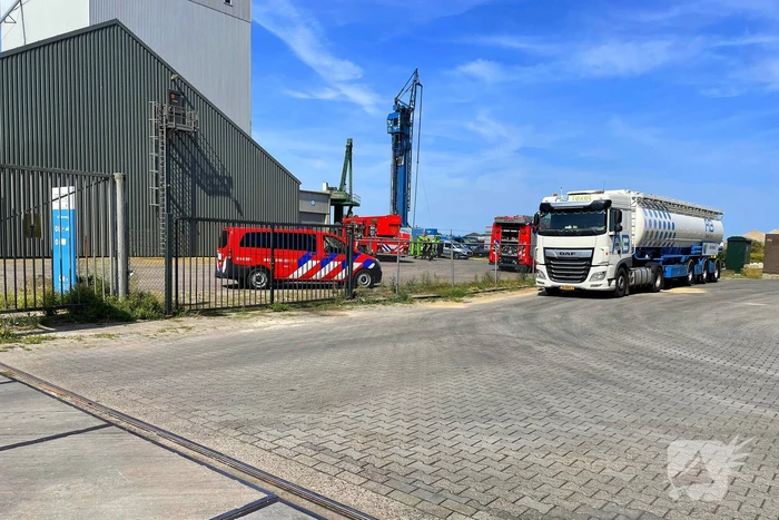 Hulpdiensten ingezet voor gevallen persoon in schip