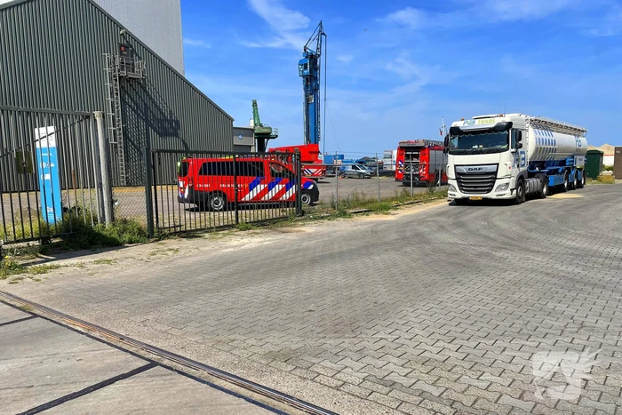 Hulpdiensten ingezet voor gevallen persoon in schip