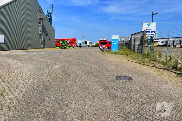 Hulpdiensten ingezet voor gevallen persoon in schip