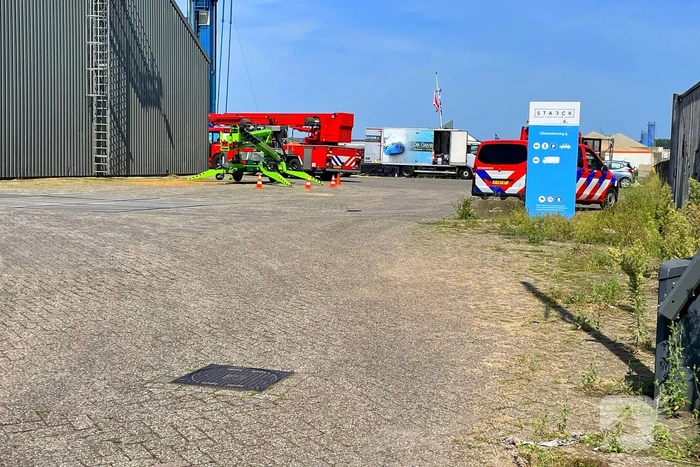 Hulpdiensten ingezet voor gevallen persoon in schip
