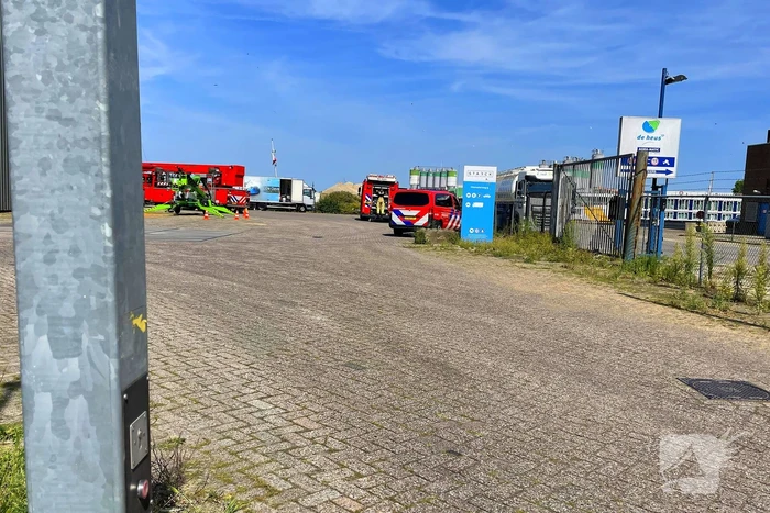 Hulpdiensten ingezet voor gevallen persoon in schip