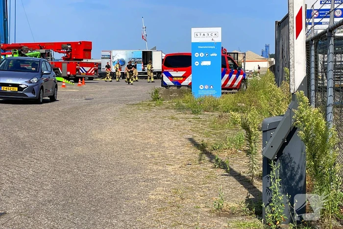 Hulpdiensten ingezet voor gevallen persoon in schip