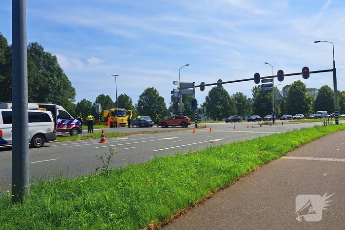 Twee voertuigen beschadigd na botsing