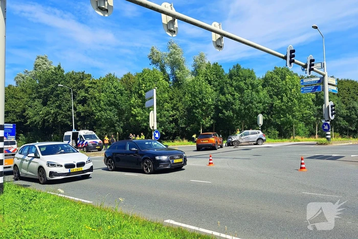 Twee voertuigen beschadigd na botsing