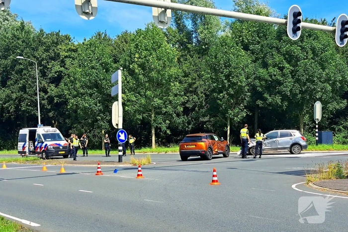 Twee voertuigen beschadigd na botsing