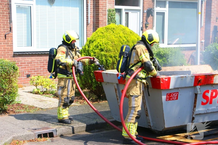 Brandweer ingezet voor brandende bouwcontainer