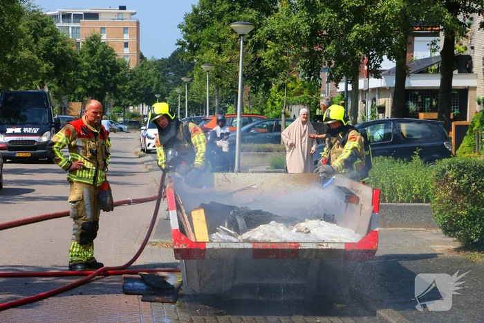Brandweer ingezet voor brandende bouwcontainer