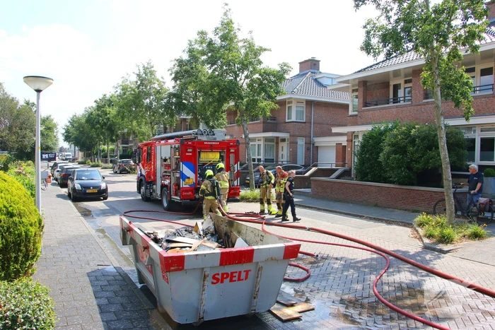 Brandweer ingezet voor brandende bouwcontainer
