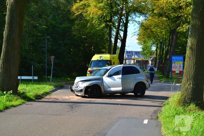 Auto zwaar beschadigd na ongeval met boom