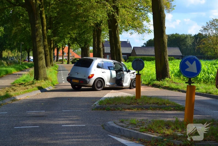 Auto zwaar beschadigd na ongeval met boom