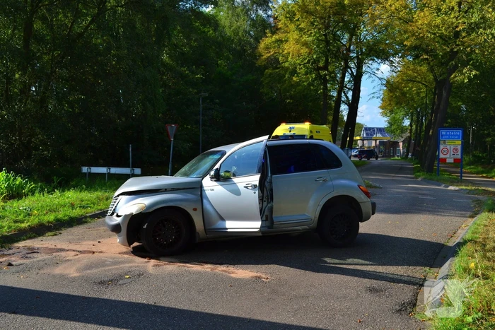 Auto zwaar beschadigd na ongeval met boom