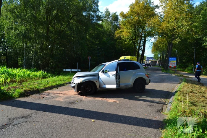 Auto zwaar beschadigd na ongeval met boom