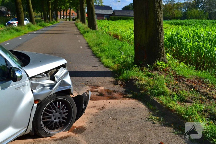 Auto zwaar beschadigd na ongeval met boom