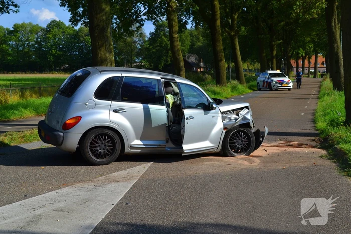 Auto zwaar beschadigd na ongeval met boom