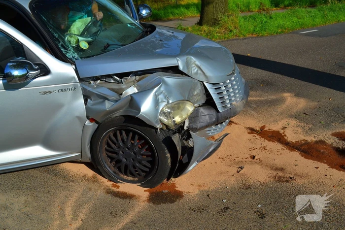 Auto zwaar beschadigd na ongeval met boom