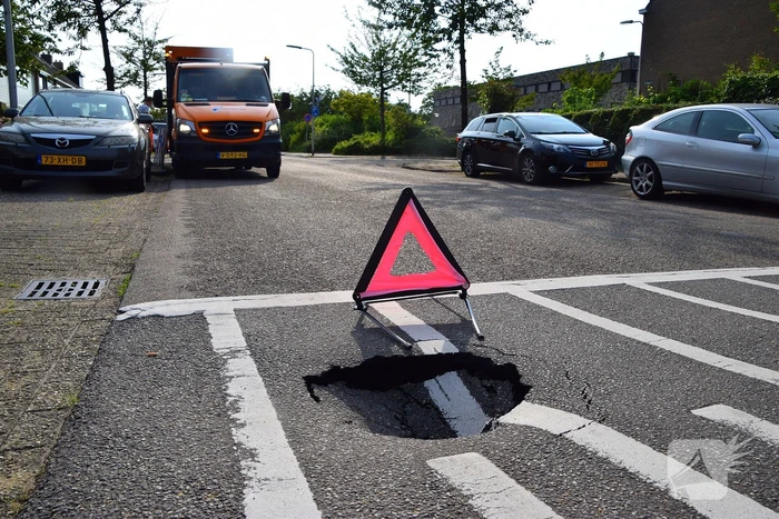 Weg gedeeltelijk dichtgezet voor gat in de weg