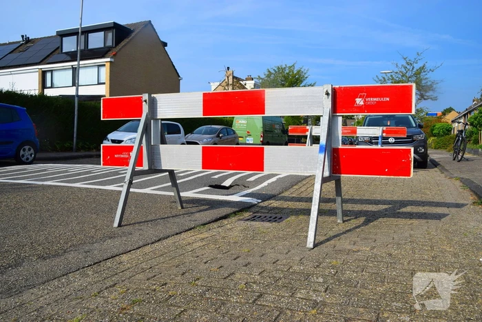 Weg gedeeltelijk dichtgezet voor gat in de weg