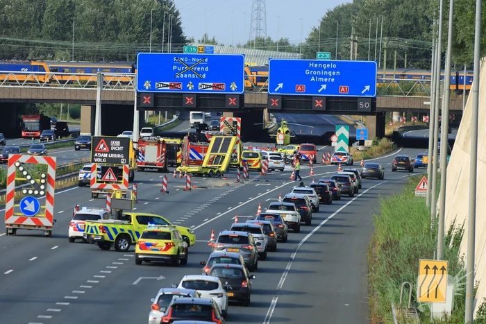 Traumateam ingezet voor taxi die op pijlwagen klapt