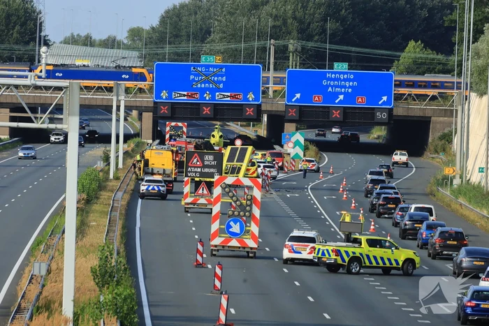Traumateam ingezet voor taxi die op pijlwagen klapt