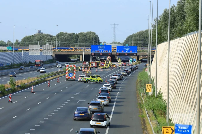 Traumateam ingezet voor taxi die op pijlwagen klapt