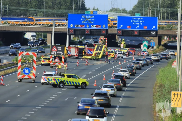 Traumateam ingezet voor taxi die op pijlwagen klapt