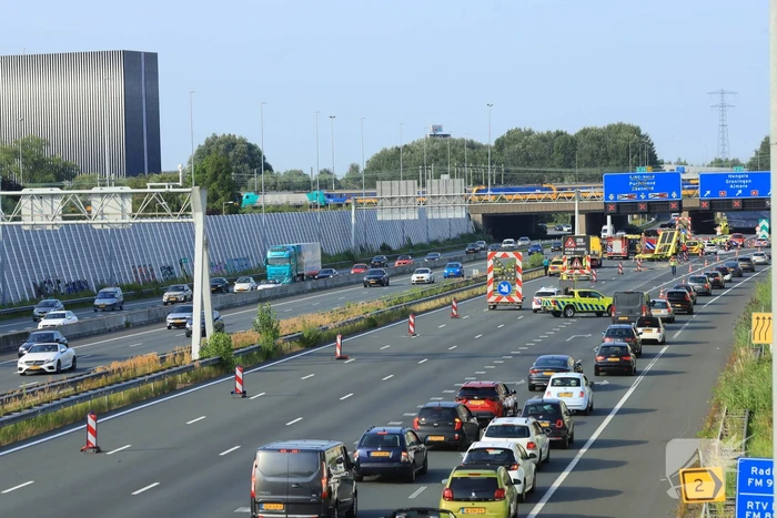 Traumateam ingezet voor taxi die op pijlwagen klapt
