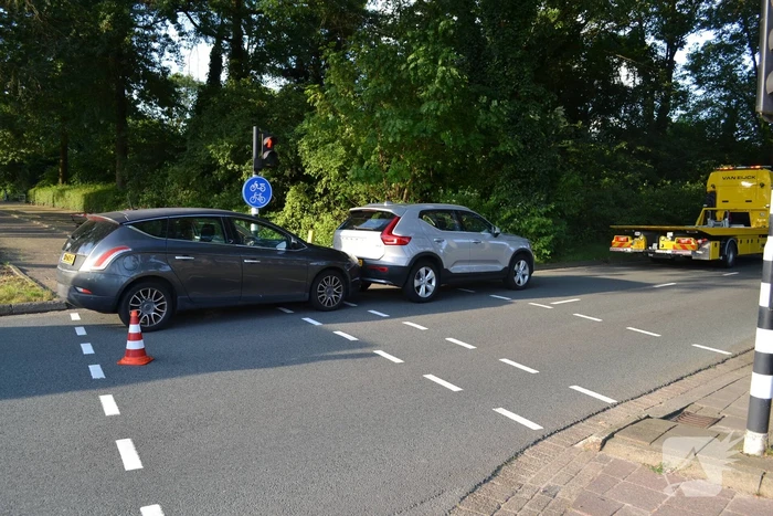 Twee voertuigen betrokken bij kop-staartbotsing