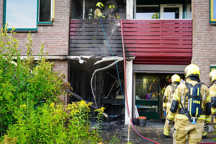 Brandweer ingezet voor uitslaande brand bij appartementencomplex