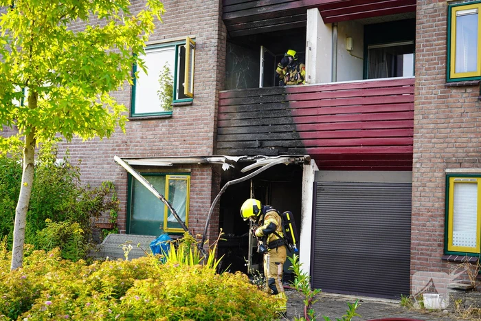 Brandweer ingezet voor uitslaande brand bij appartementencomplex