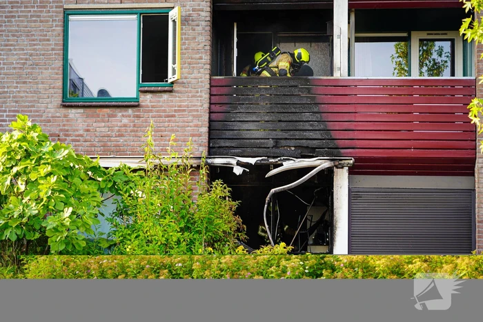 Brandweer ingezet voor uitslaande brand bij appartementencomplex
