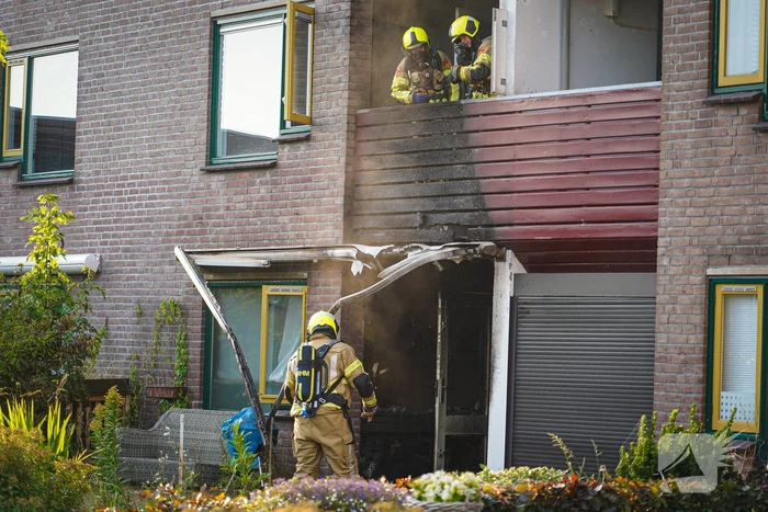Brandweer ingezet voor uitslaande brand bij appartementencomplex