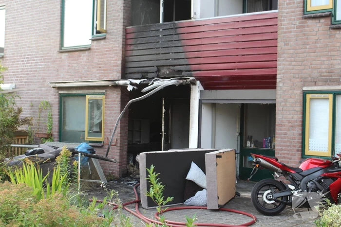 Brandweer ingezet voor uitslaande brand bij appartementencomplex