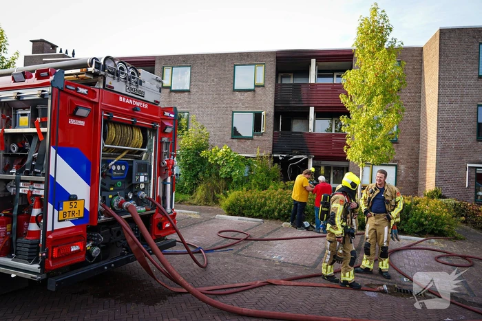 Brandweer ingezet voor uitslaande brand bij appartementencomplex