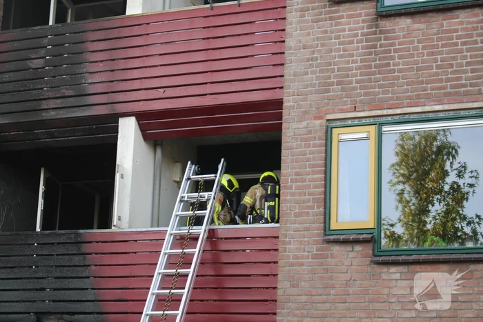 Brandweer ingezet voor uitslaande brand bij appartementencomplex