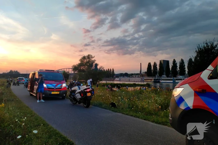 Hulpdiensten ingezet voor twee personen te water