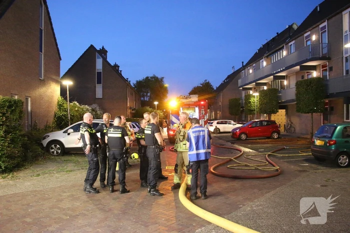 Brandweer ingezet voor uitslaande brand bij woning
