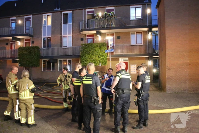 Brandweer ingezet voor uitslaande brand bij woning